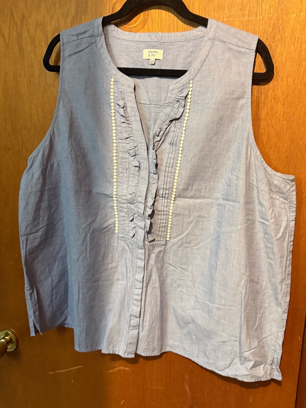 crown & ivy Light Blue Ruffle-Front Sleeveless Tank with Trim